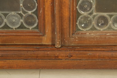 Biblioteca de estilo neorrenacentista, tallado de pilares, soporte pies, puertas con vidrio emplomado, sombrero, urna, marco rosa, caderas con gafas