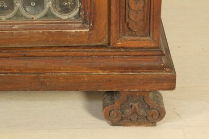 Biblioteca de estilo neorrenacentista, tallado de pilares, soporte pies, puertas con vidrio emplomado, sombrero, urna, marco rosa, caderas con gafas