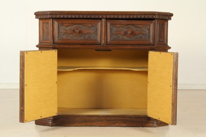 Aparador de estilo neo-renacentista, estriado de pilares, dos puertas, talladas paneles, marco de piso, dentículos, madera epoca d