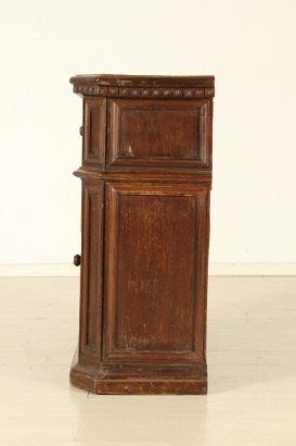 Aparador de estilo neo-renacentista, estriado de pilares, dos puertas, talladas paneles, marco de piso, dentículos, madera epoca d