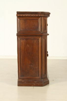 Aparador de estilo neo-renacentista, estriado de pilares, dos puertas, talladas paneles, marco de piso, dentículos, madera epoca d