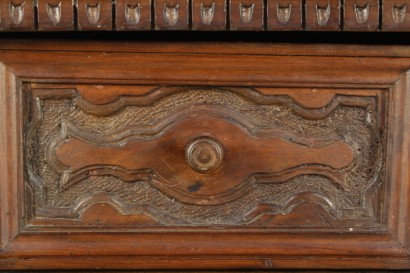 Aparador de estilo neo-renacentista, estriado de pilares, dos puertas, talladas paneles, marco de piso, dentículos, madera epoca d