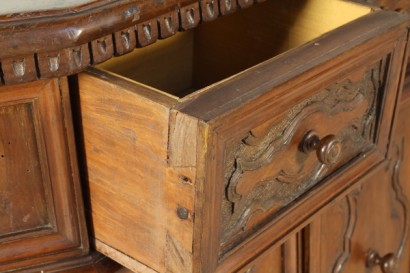 Aparador de estilo neo-renacentista, estriado de pilares, dos puertas, talladas paneles, marco de piso, dentículos, madera epoca d