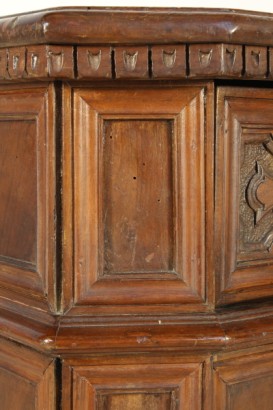 Aparador de estilo neo-renacentista, estriado de pilares, dos puertas, talladas paneles, marco de piso, dentículos, madera epoca d