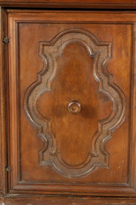 Aparador de estilo neo-renacentista, estriado de pilares, dos puertas, talladas paneles, marco de piso, dentículos, madera epoca d