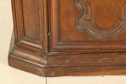 Aparador de estilo neo-renacentista, estriado de pilares, dos puertas, talladas paneles, marco de piso, dentículos, madera epoca d