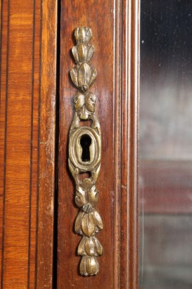 vetrina chippendale, vetrina impiallacciata in mogano, vetrina in stile neoclassico, intarsi in bois de rose