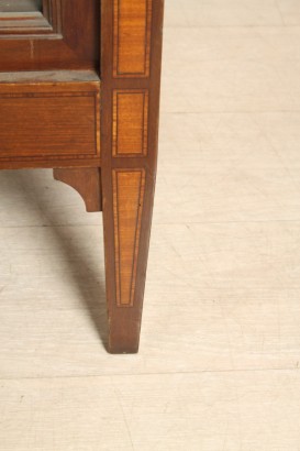 vetrina chippendale, vetrina impiallacciata in mogano, vetrina in stile neoclassico, intarsi in bois de rose