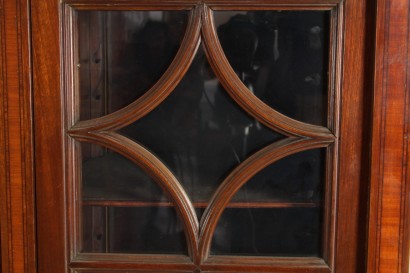 vetrina chippendale, vetrina impiallacciata in mogano, vetrina in stile neoclassico, intarsi in bois de rose