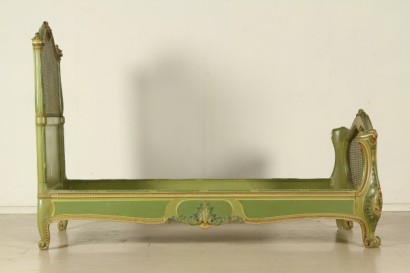 Cama y sillón de estilo barroco