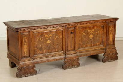 Cassapanca intarsiata, piedi a mensola, intagli, lesene laterali, pannelli decorati, coppia di pannelli, intarsi, cornice, piano apribile, dentellatura, cornice dentellata, #antiquariato, #altroantiquariato