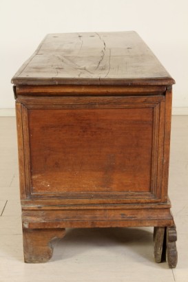 Cassapanca intarsiata, piedi a mensola, intagli, lesene laterali, pannelli decorati, coppia di pannelli, intarsi, cornice, piano apribile, dentellatura, cornice dentellata, #antiquariato, #altroantiquariato