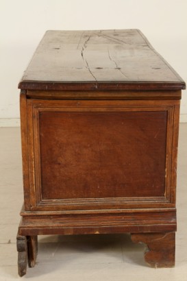 Cassapanca intarsiata, piedi a mensola, intagli, lesene laterali, pannelli decorati, coppia di pannelli, intarsi, cornice, piano apribile, dentellatura, cornice dentellata, #antiquariato, #altroantiquariato
