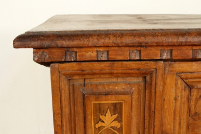 Cassapanca intarsiata, piedi a mensola, intagli, lesene laterali, pannelli decorati, coppia di pannelli, intarsi, cornice, piano apribile, dentellatura, cornice dentellata, #antiquariato, #altroantiquariato