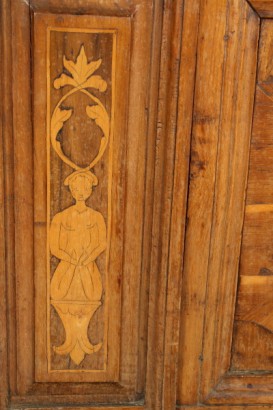 Cassapanca intarsiata, piedi a mensola, intagli, lesene laterali, pannelli decorati, coppia di pannelli, intarsi, cornice, piano apribile, dentellatura, cornice dentellata, #antiquariato, #altroantiquariato