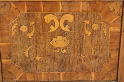 Cassapanca intarsiata, piedi a mensola, intagli, lesene laterali, pannelli decorati, coppia di pannelli, intarsi, cornice, piano apribile, dentellatura, cornice dentellata, #antiquariato, #altroantiquariato