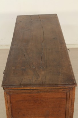 Cassapanca intarsiata, piedi a mensola, intagli, lesene laterali, pannelli decorati, coppia di pannelli, intarsi, cornice, piano apribile, dentellatura, cornice dentellata, #antiquariato, #altroantiquariato