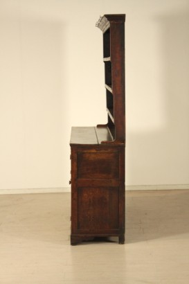 Credenza con piattaia