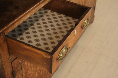 Credenza con piattaia