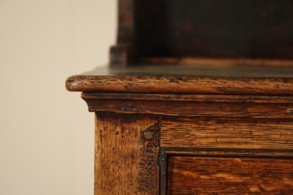 Credenza con piattaia