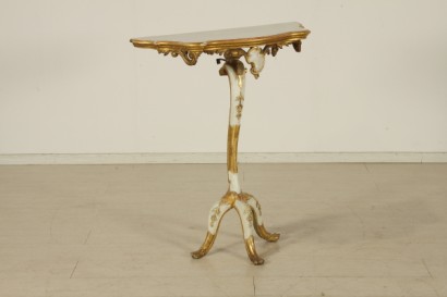 Lacquered vessels in port