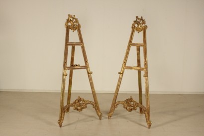 Coppia di cavalletti intagliati