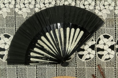 Antiquitäten, Objekte, Fächer, chinesische Essstäbchen, Knochenstäbchen, Deckchen, Vitrine, Anfang 1900, 20. Jahrhundert, #Antiquitäten, #Objekte, # {* $ 0 $ *}