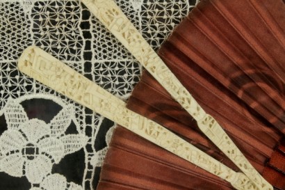 Antiquitäten, Objekte, Fächer, chinesische Essstäbchen, Knochenstäbchen, Deckchen, Vitrine, Anfang 1900, 20. Jahrhundert, #Antiquitäten, #Objekte, # {* $ 0 $ *}