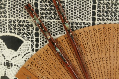 Antiquitäten, Objekte, Fächer, chinesische Essstäbchen, Knochenstäbchen, Deckchen, Vitrine, Anfang 1900, 20. Jahrhundert, #Antiquitäten, #Objekte, # {* $ 0 $ *}