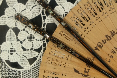 Antiquitäten, Objekte, Fächer, chinesische Essstäbchen, Knochenstäbchen, Deckchen, Vitrine, Anfang 1900, 20. Jahrhundert, #Antiquitäten, #Objekte, # {* $ 0 $ *}