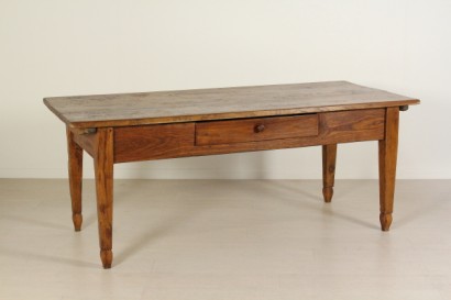 Tisch mit Schublade
