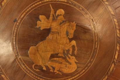 Couchtisch, rund, St. Georg, den Drachen, Ulme, Nussbaum, 800, Rolo, Emilia, hergestellt in Italien, #antiquariato, #tavolini, #dimanoinmano