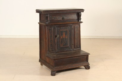 Eingelegtes niedrige prie-Dieu