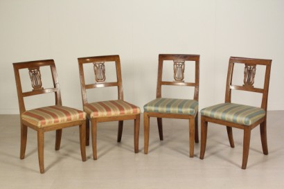 Gruppe von vier klassizistischen Stühlen