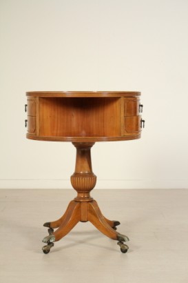 tavolino, tondo, noce, impiallacciato, 900, made in italy, #antiquariaqto, #tavolini, #dimanoinmano