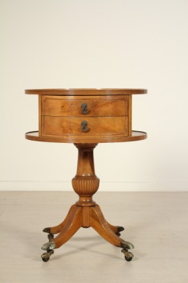 tavolino, tondo, noce, impiallacciato, 900, made in italy, #antiquariaqto, #tavolini, #dimanoinmano