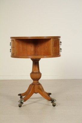 tavolino, tondo, noce, impiallacciato, 900, made in italy, #antiquariaqto, #tavolini, #dimanoinmano