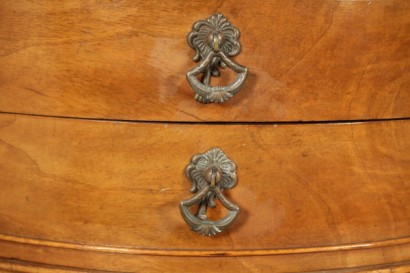 tavolino, tondo, noce, impiallacciato, 900, made in italy, #antiquariaqto, #tavolini, #dimanoinmano
