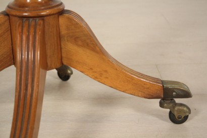 tavolino, tondo, noce, impiallacciato, 900, made in italy, #antiquariaqto, #tavolini, #dimanoinmano