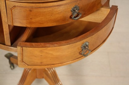 tavolino, tondo, noce, impiallacciato, 900, made in italy, #antiquariaqto, #tavolini, #dimanoinmano