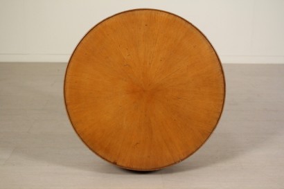 tavolino, tondo, noce, impiallacciato, 900, made in italy, #antiquariaqto, #tavolini, #dimanoinmano