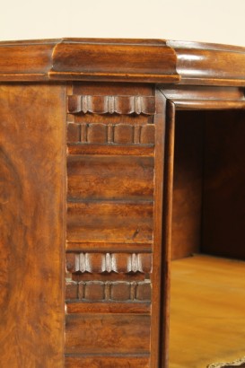 Pequeña librería en estilo neo-renacentista_22801 de estilo neorrenacentista de bottega del 900, pequeña librería enchapado en nogal, primera mitad del 900, de estilo neorrenacentista, de Italia
