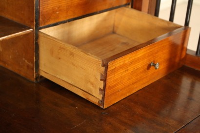 Comò con cassetto a ribalta.