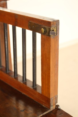 Comò con cassetto a ribalta.