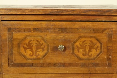 Tavolino-comodino intarsiato in stile