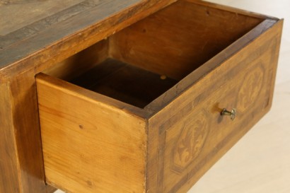 Tavolino-comodino intarsiato in stile