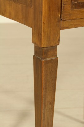 Tavolino-comodino intarsiato in stileTavolino-comodino intarsiato in stile