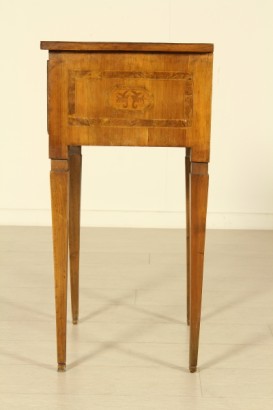 Tavolino-comodino intarsiato in stile