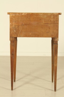 Tavolino-comodino intarsiato in stile