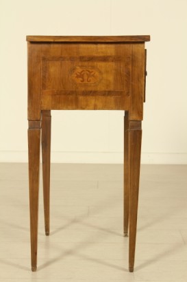 Tavolino-comodino intarsiato in stile